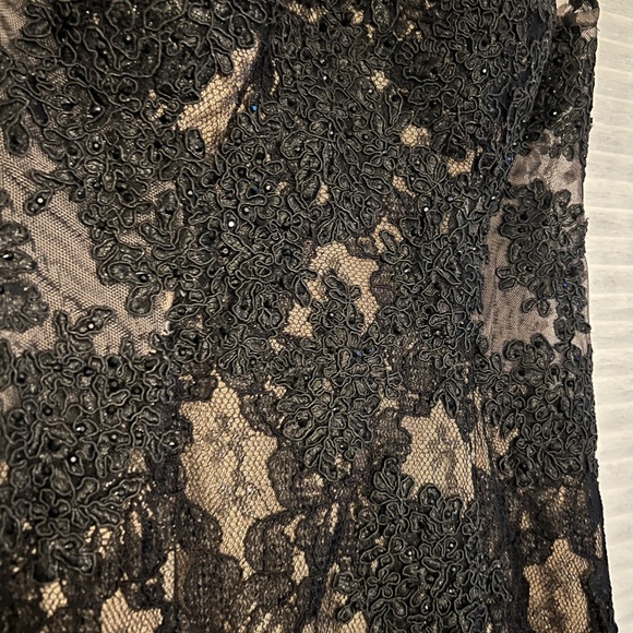 Black lace evening gown - Picture 5 of 10